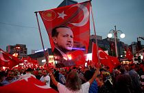 Turchia: i sostenitori di Erdogan restano nelle piazze