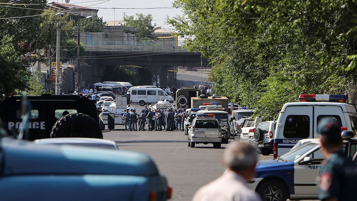 Armenia: Violence erupts over police station hostage crisis