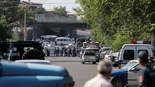 Armenia: nuovi pesanti scontri a Yerevan Armenia: nuovi pesanti scontri a Yerevan