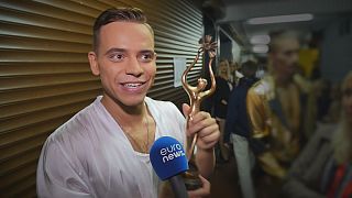 Na versão russa do Festival da Eurovisão, os concorrentes cantam numa língua eslava