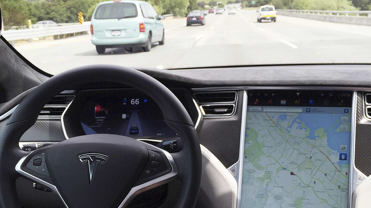 Tesla создаст такси на автопилоте