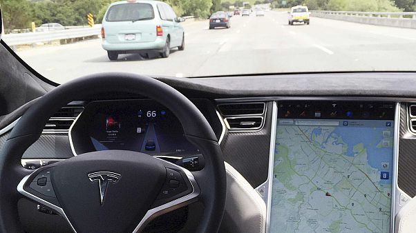 Tesla создаст такси на автопилоте Tesla создаст такси на автопилоте