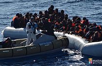 Több ezer menekültet és migránst mentettek ki a Földközi-tengerből két nap alatt