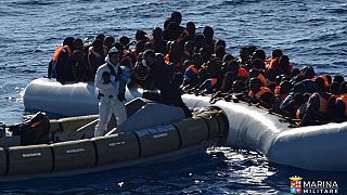 Több ezer menekültet és migránst mentettek ki a Földközi-tengerből két nap alatt