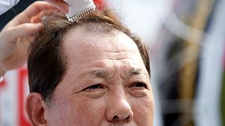 Güney Kore'de insanlar ABD'yi protesto için saçlarını kazıtıyor
