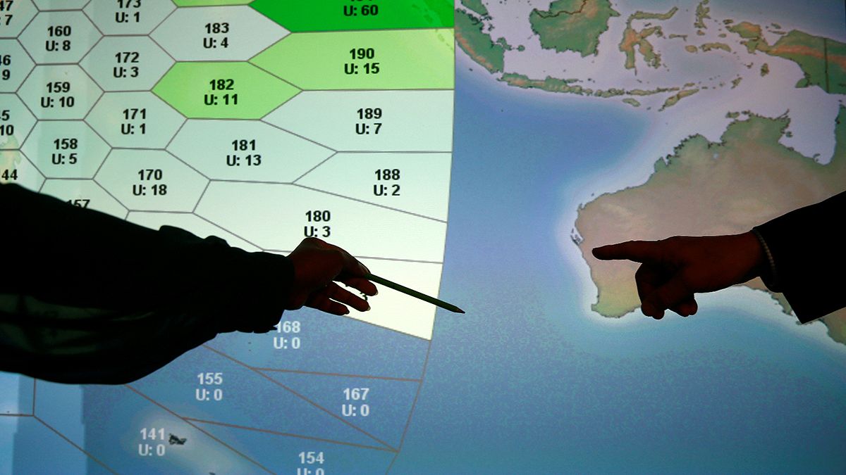 Search for missing Malaysia Airlines flight MH370 to be suspended