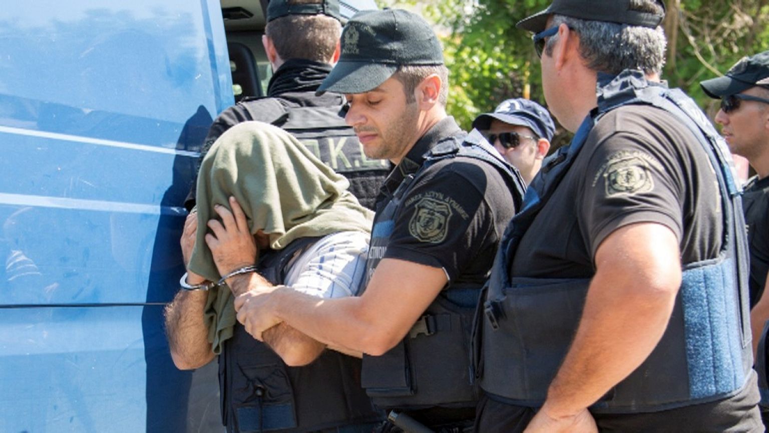 Ύποπτη η μεταφορά των 8 Τούρκων στην Αθήνα επισημαίνουν οι συνηγοροί τους