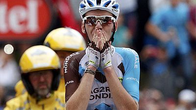 Volta a França: Romain Bardet ganha etapa onde Chris Froome cai mas continua de amarelo