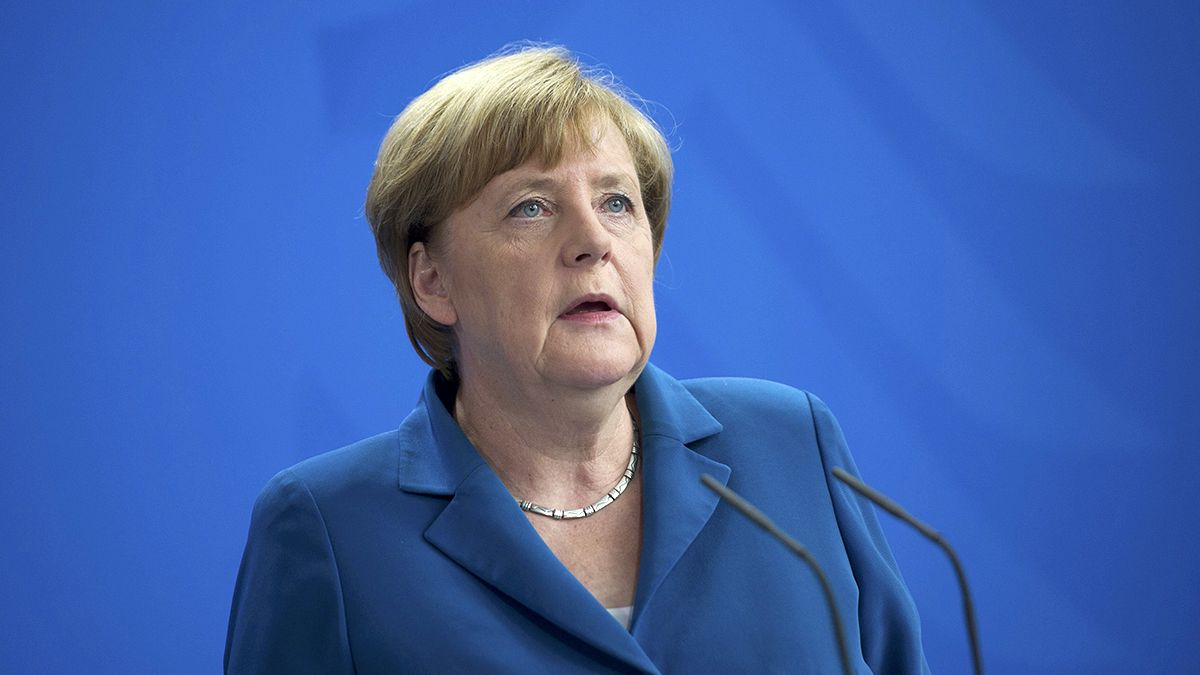 Angela Merkel alle famiglie delle vittime di Monaco: "Soffriamo con voi"