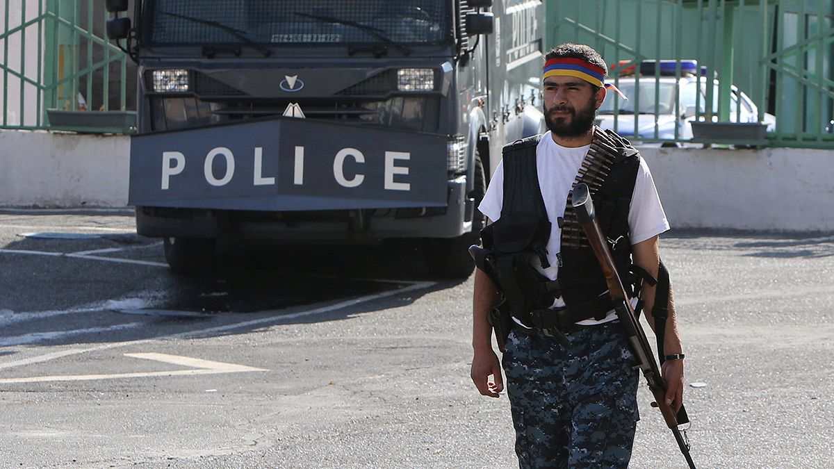 Yerevan: Gunmen free police hostages, but refuse to lay down weapons
