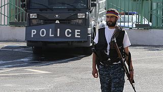 Yerevan: Gunmen free police hostages, but refuse to lay down weapons