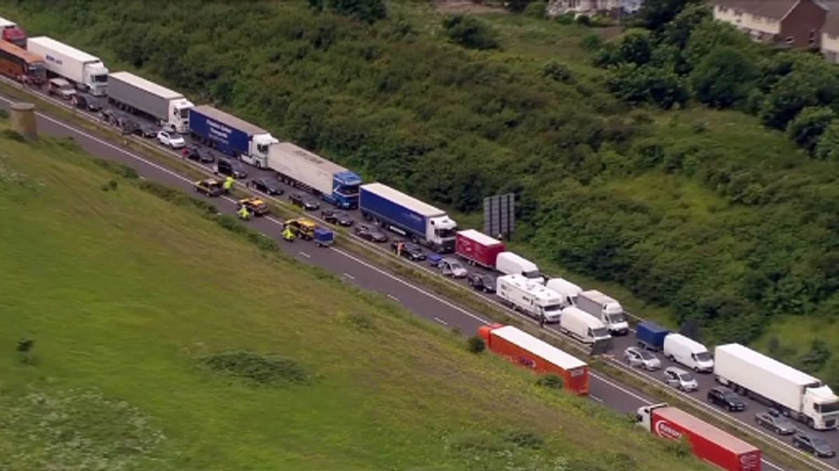 Francia határellenőrzés miatt kilométereken át áll a sor Dovernél
