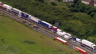 Des heures de bouchons pour traverser la Manche à Douvres, sécurité renforcée à Calais