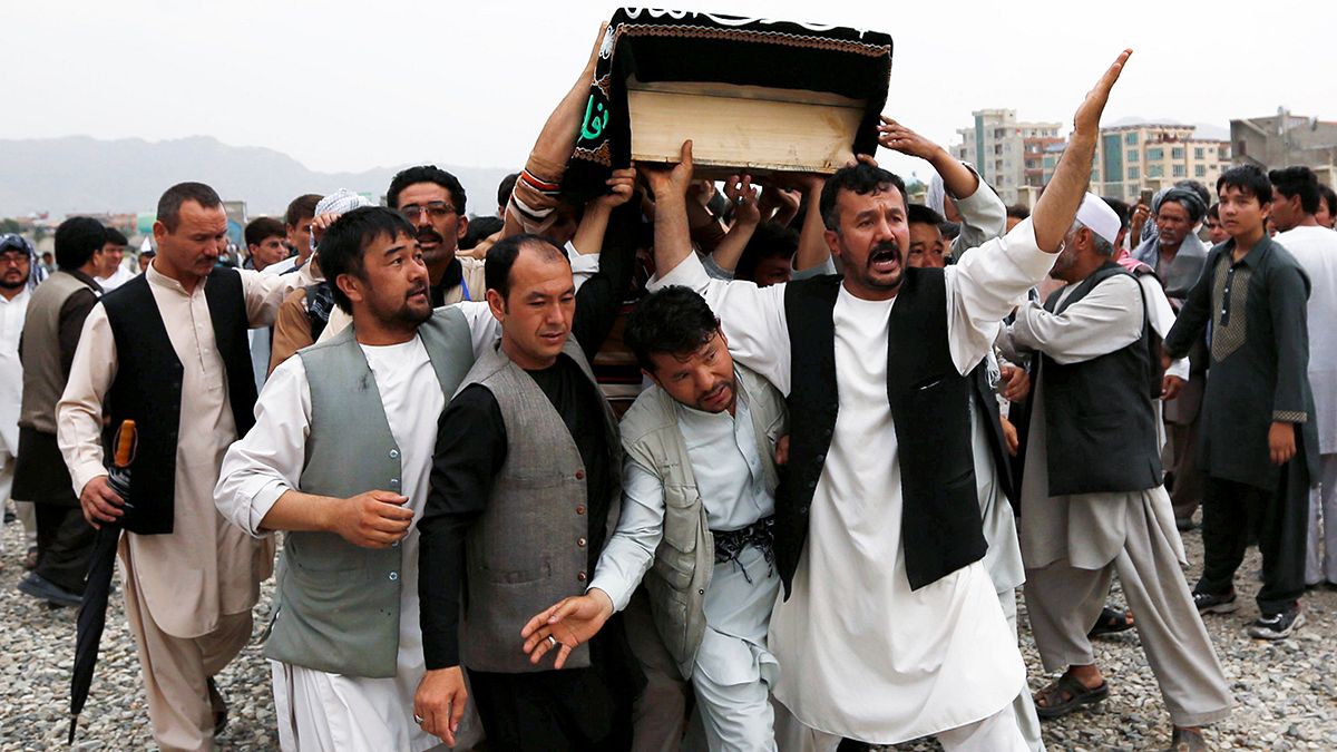 Кабул: первые похороны жертв субботнего теракта