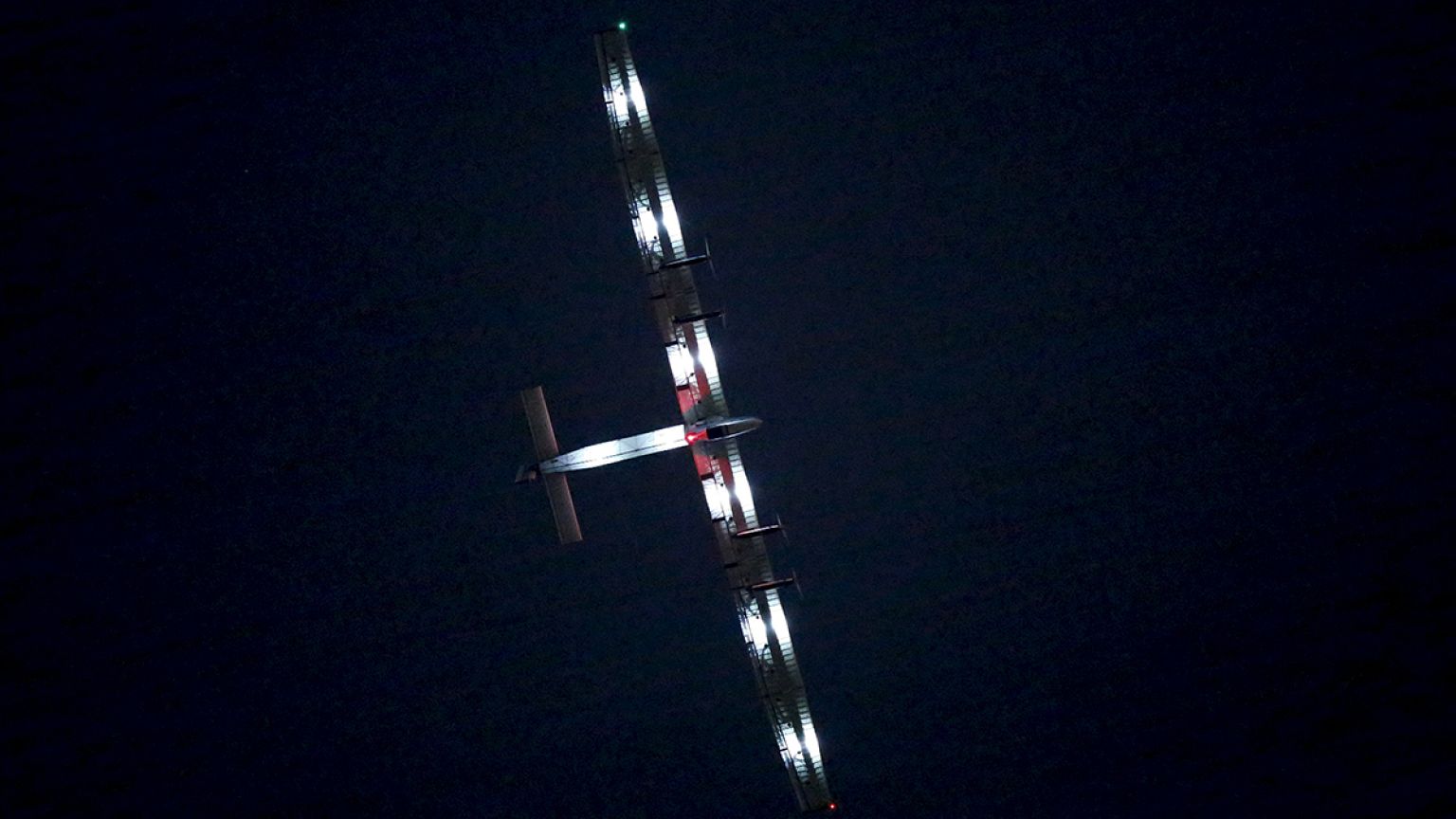 Un avión alimentado con energía solar hace historia al lograr dar la vuelta al mundo