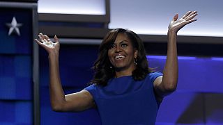 Michelle Obama emociona democratas no discurso de apoio a Hillary Clinton