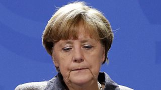 Unter Druck: Merkel kommt aus Urlaub in der Uckermark zurück