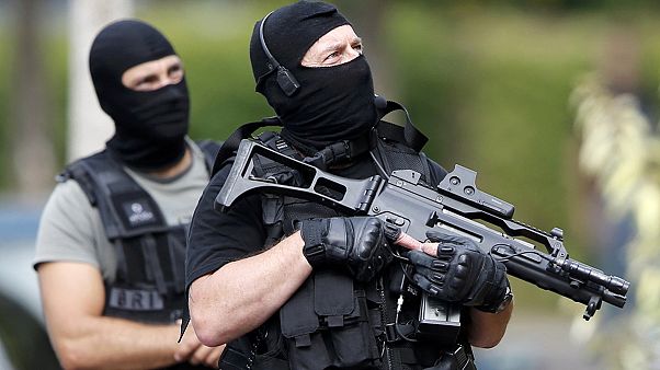 França: Face ao terrorismo, líderes políticos e religiosos apelam à coesão nacional França: Face ao terrorismo, líderes políticos e religiosos apelam à coesão nacional