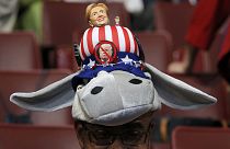 Демократы украсили шляпы в честь своего кандидата в президенты