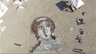 Afrodite, la dea dell'amore, prende il sole su una spiaggia cipriota