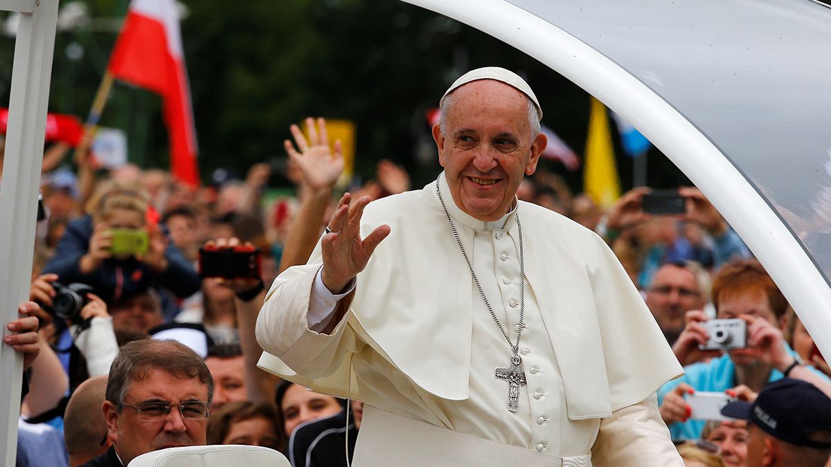 Πολωνία: Λαχτάρισε τους πιστούς ο Πάπας με την πτώση του