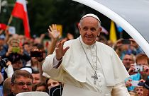 Πολωνία: Λαχτάρισε τους πιστούς ο Πάπας με την πτώση του