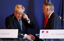 Johnson asegura en París que el Reino Unido quiere seguir cerca de Europa