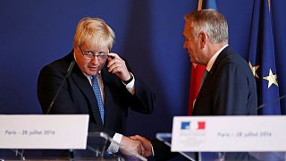 Johnson asegura en París que el Reino Unido quiere seguir cerca de Europa