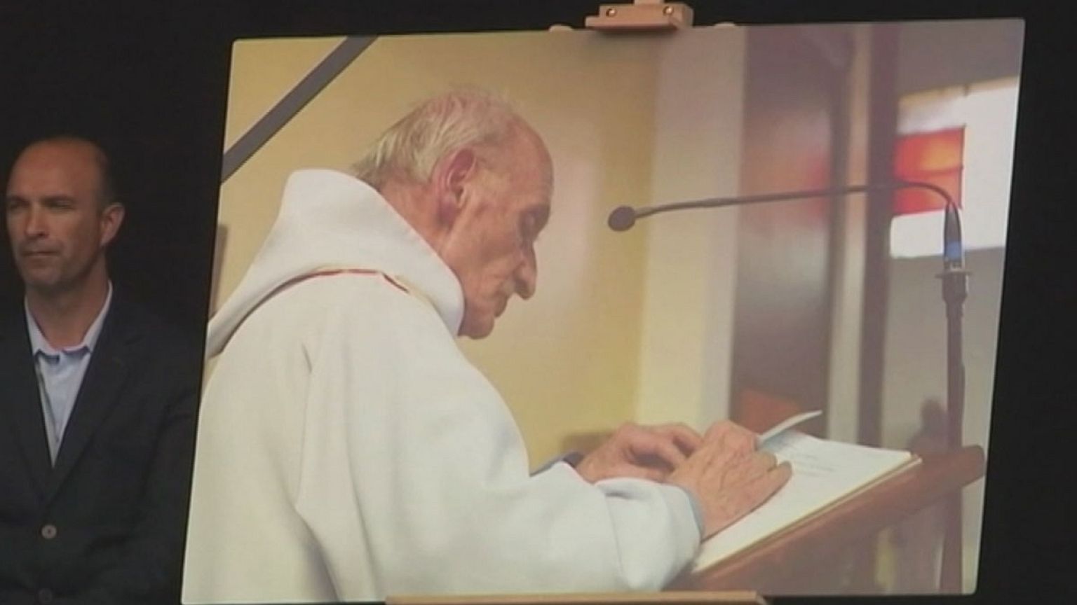 Hommage émouvant au père Hamel, victimes de l'attentat de Saint-Etienne de Rouvray