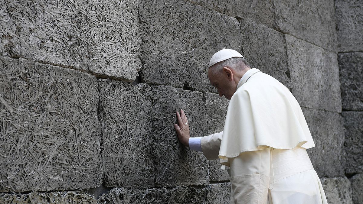 Папа римский посетил Освенцим