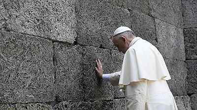 El papa Francisco rezó en silencio en el campo de exterminio nazi de Auschwitz