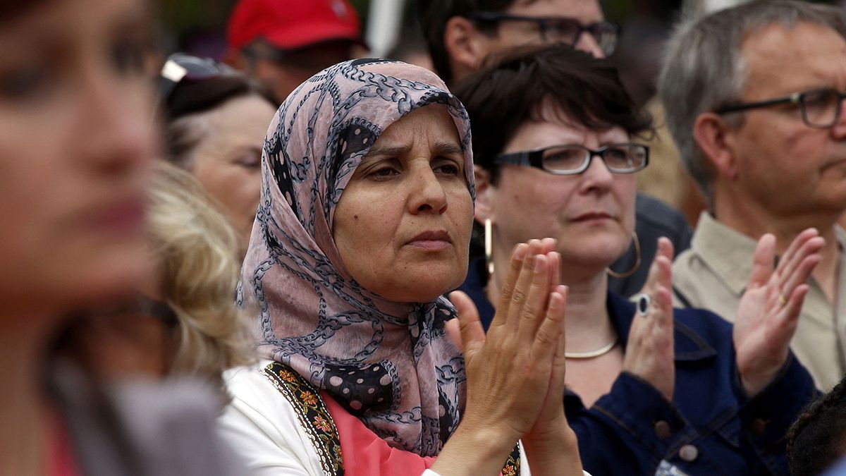 Muçulmanos e cristãos prestam homenagem a padre assassinado em igreja francesa