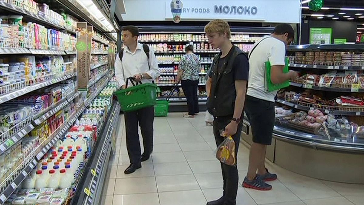 Az oroszok 40 százalékának nehézséget okoz ételt és ruhát venni