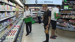 Az oroszok 40 százalékának nehézséget okoz ételt és ruhát venni