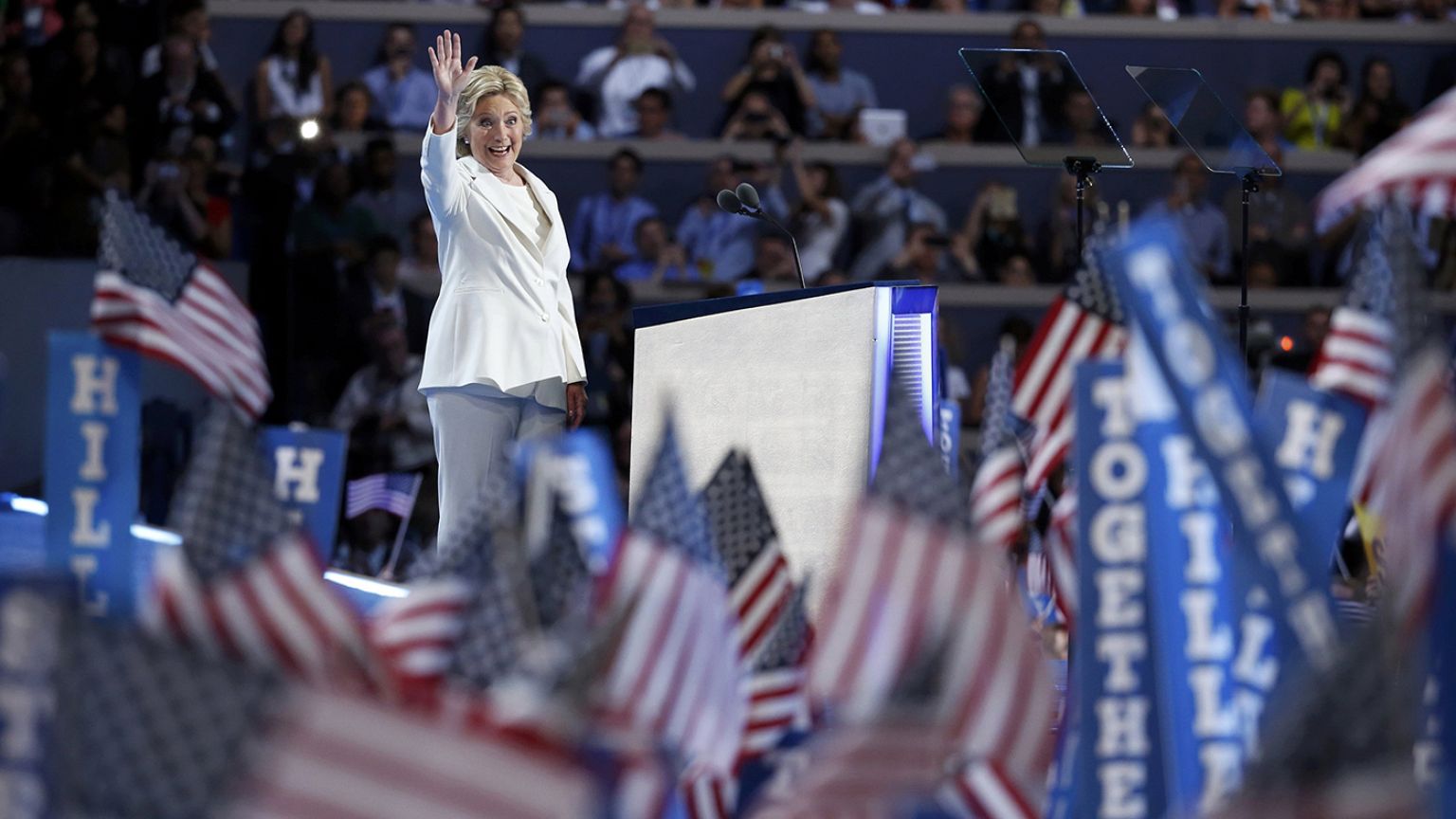 Hillary Clinton történelmet írt, de kemény kampányra számíthat