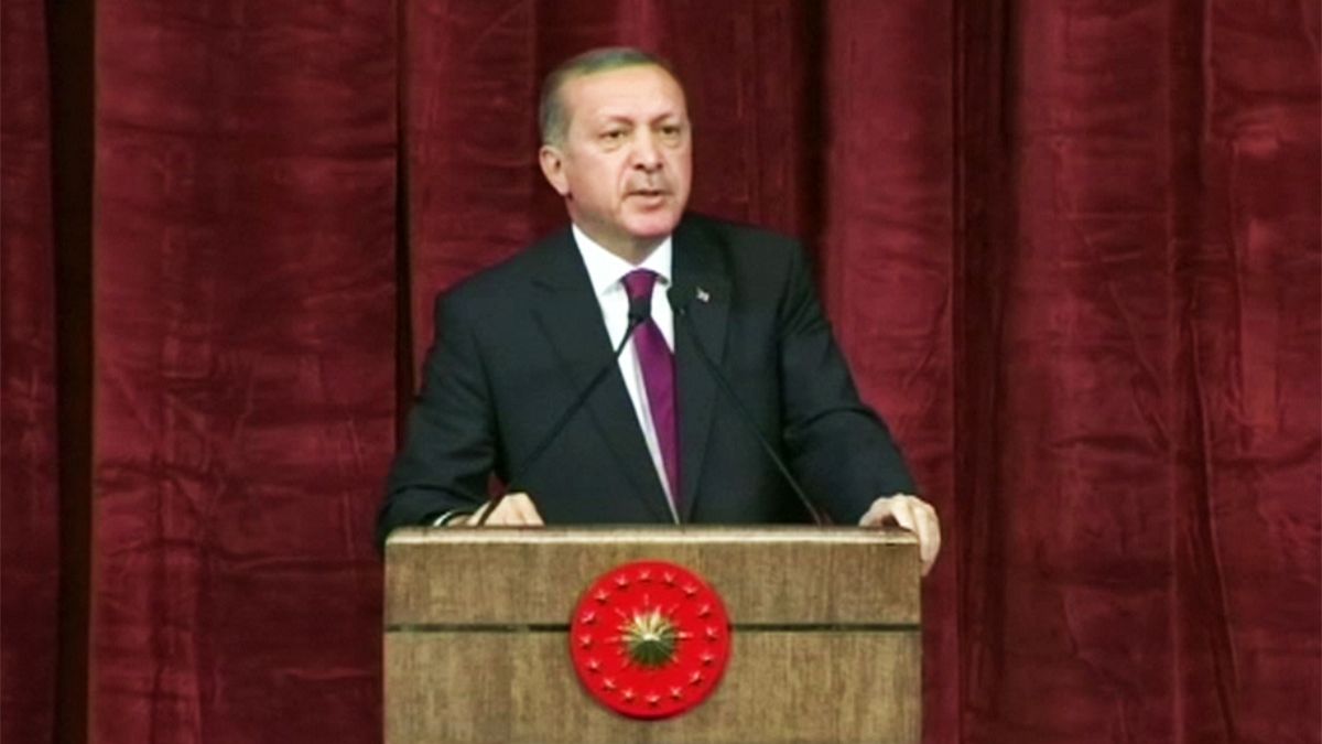Erdogan retira queixas contra quem o "insultou" e "desrespeitou" mas continua purga
