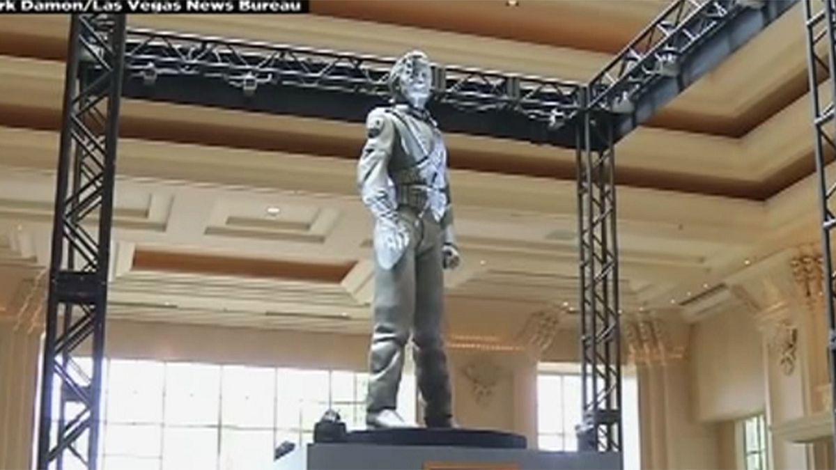 رونمایی از مجسمه مایکل جکسون در «سیرک خورسید»