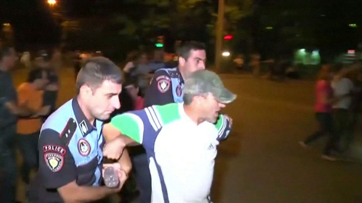 Erivan'daki çatışmalarda 1 polis hayatını kaybetti