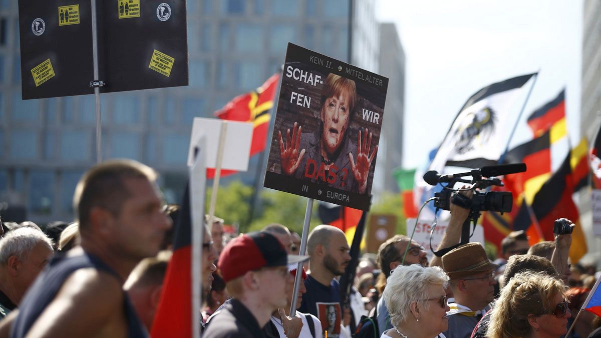 تظاهرات هواداران جناح راست در برلین در اعتراض به سیاست های مهاجرتی مرکل