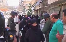 Siria. Sono pochi, per ora, i civili che escono da Aleppo approfittando dei varchi