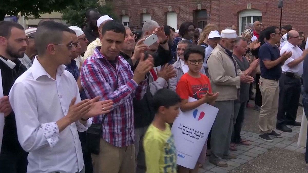 مشارکت مسلمانان فرانسه در مراسم دعای کلیساها برای اعلام همبستگی