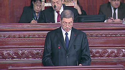 El Parlamento tunecino tumba al primer ministro Habib Essid