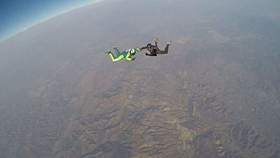 7600 metreden paraşütsüz atladı