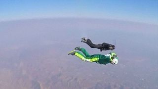 Skydiver springt sieben Kilometer ohne Fallschirm in die Tiefe