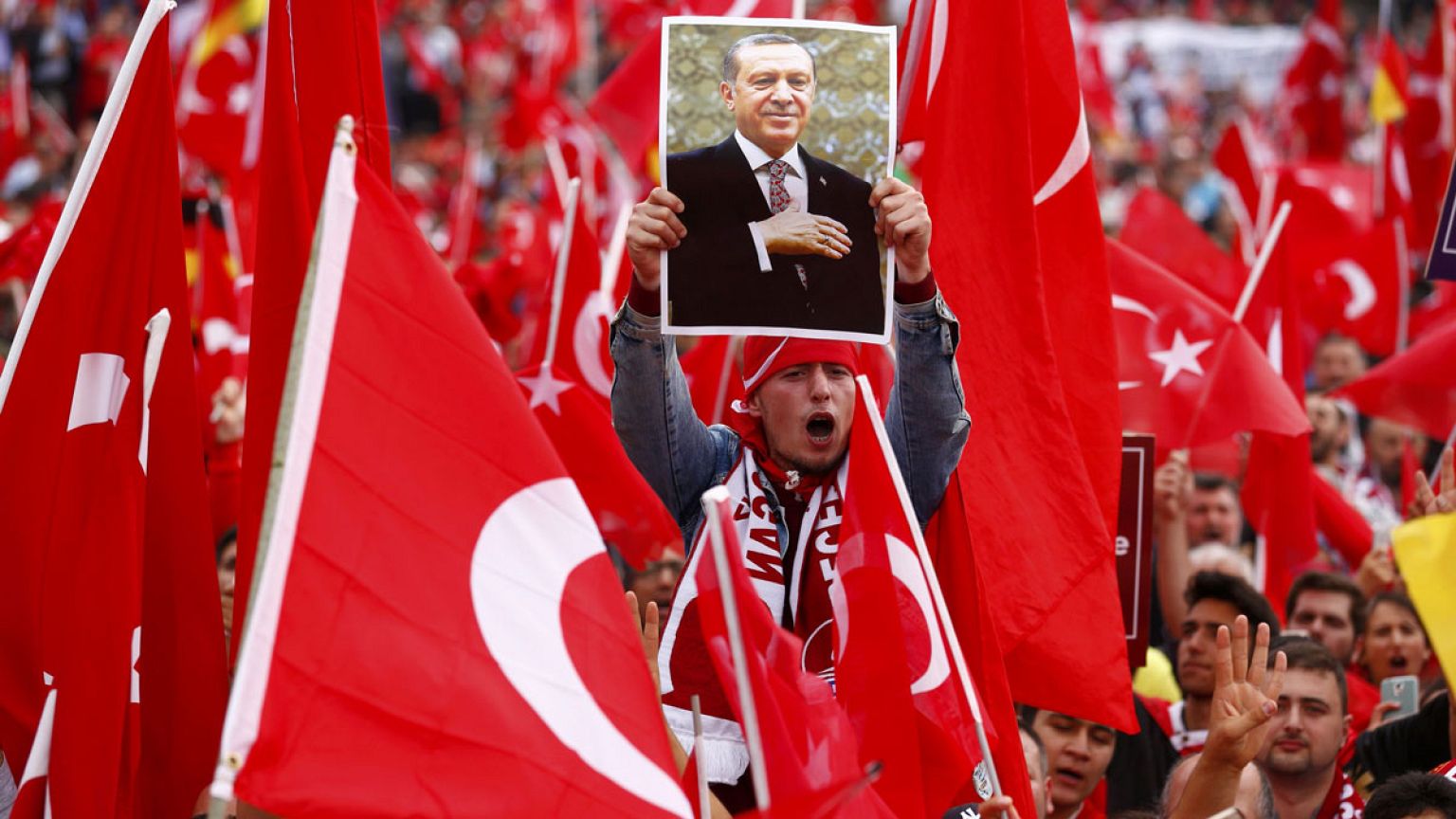 تجمع بیش از ۲۰ هزار نفر از حامیان رجب طیب اردوغان در کلن آلمان