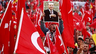 Alemanha: Dezenas de milhares de turcos nas ruas de Colónia em apoio a Erdogan