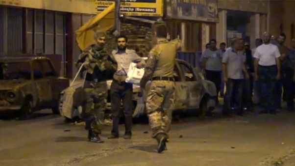 Αρμενία: Παραδόθηκαν οι ένοπλοι που είχαν καταλάβει αστυνομικό τμήμα Αρμενία: Παραδόθηκαν οι ένοπλοι που είχαν καταλάβει αστυνομικό τμήμα