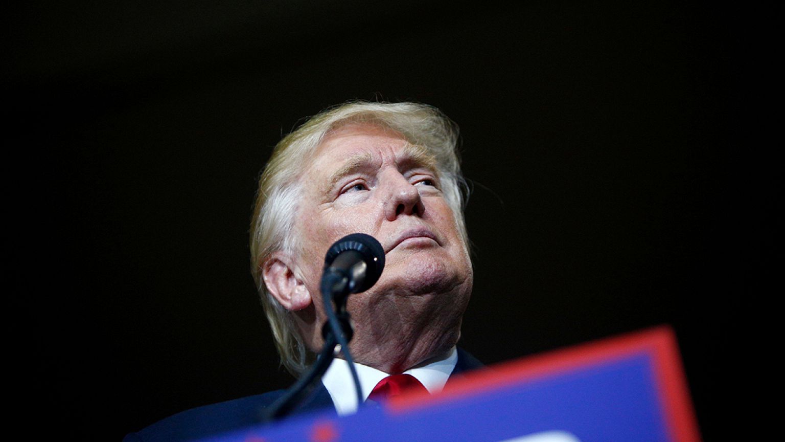 Bírálják Trumpot az Irakban elesett muszlim amerikai katona szüleivel folytatott vitája miatt