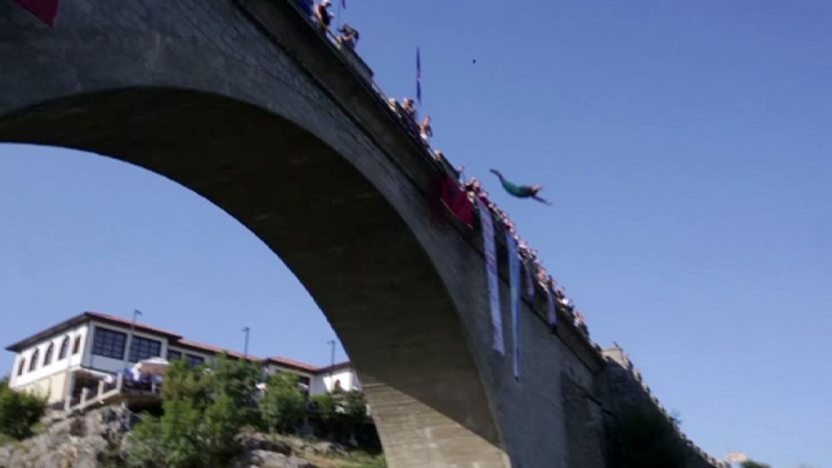Competição de saltos para água a grande altura no Kosovo