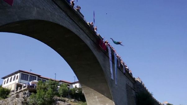Competição de saltos para água a grande altura no Kosovo Competição de saltos para água a grande altura no Kosovo